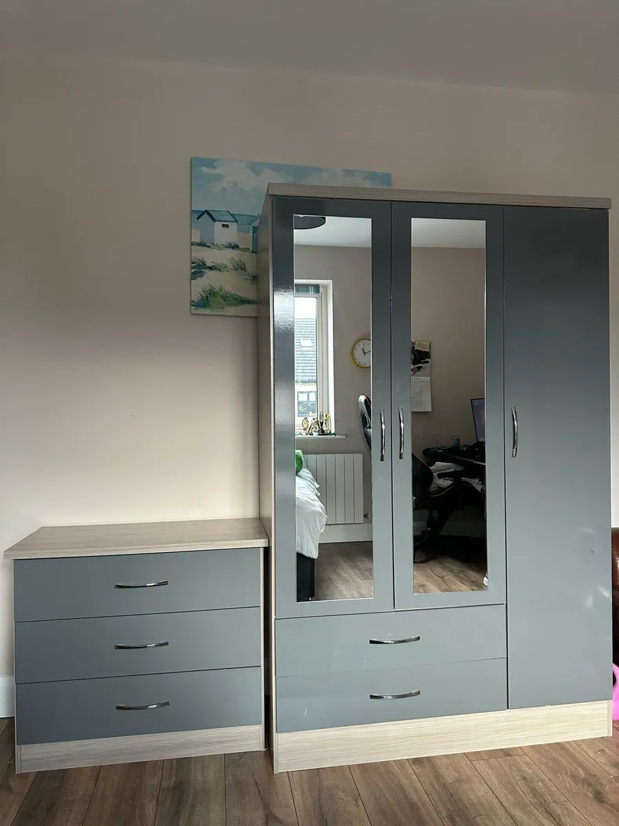 Bedroom set - Image 1