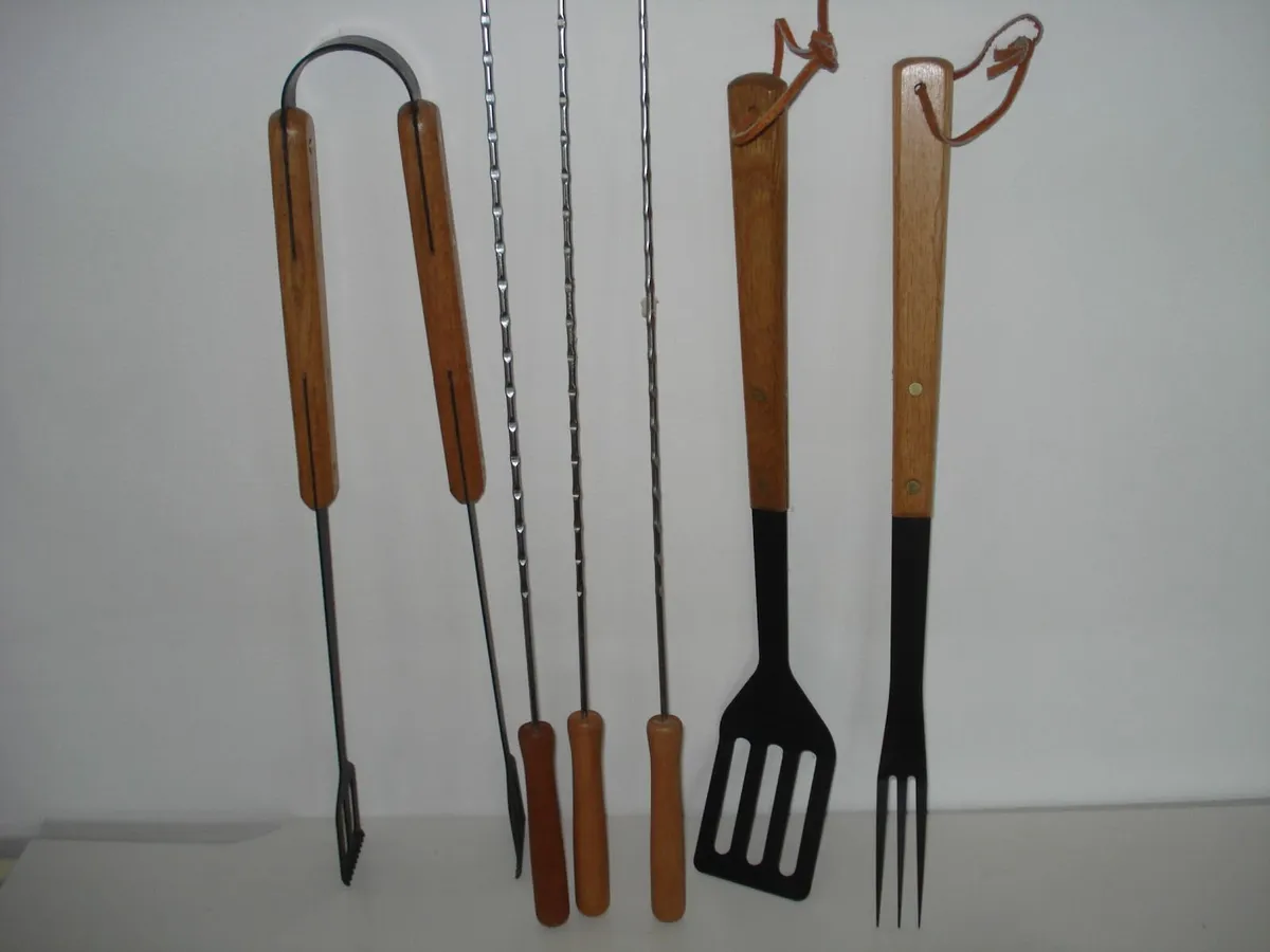 6 NEW TALL BARBEQUE UTENSILS. - Image 1