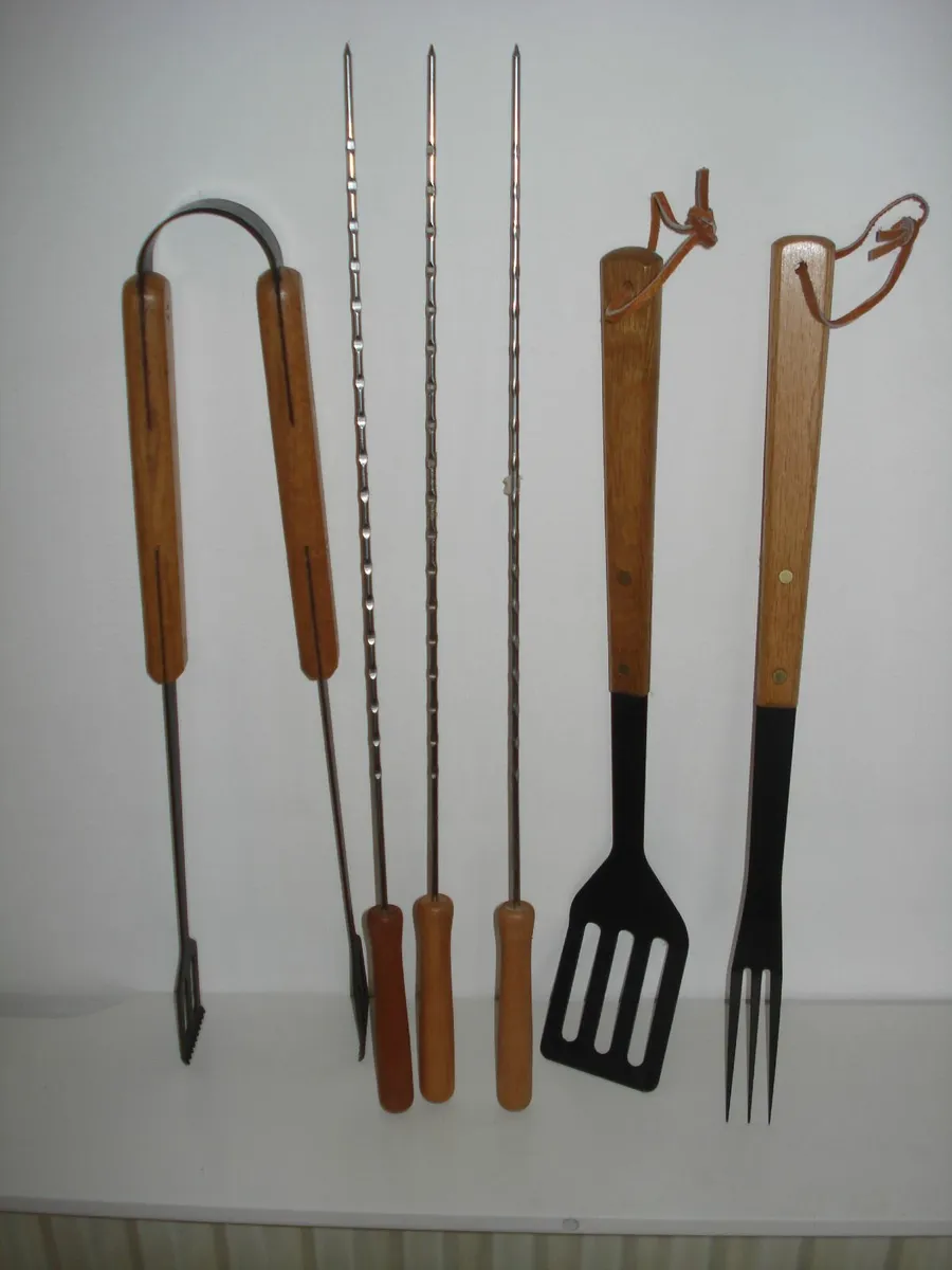 6 NEW TALL BARBEQUE UTENSILS. - Image 2