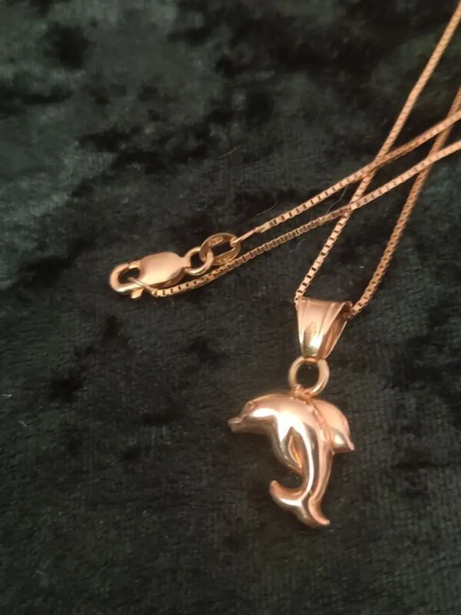 Gold necklace with heavy dolphin - Image 1