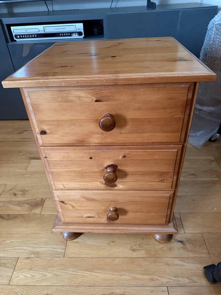 2 Bedside lockers