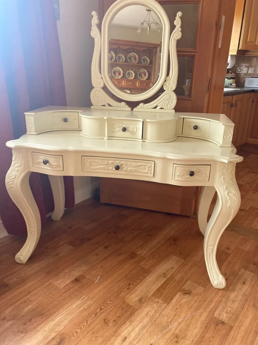 Dressing table - Image 1