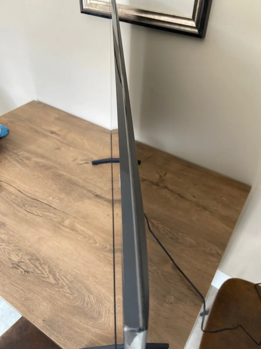 Samsung 43 inc smart tv - Image 2