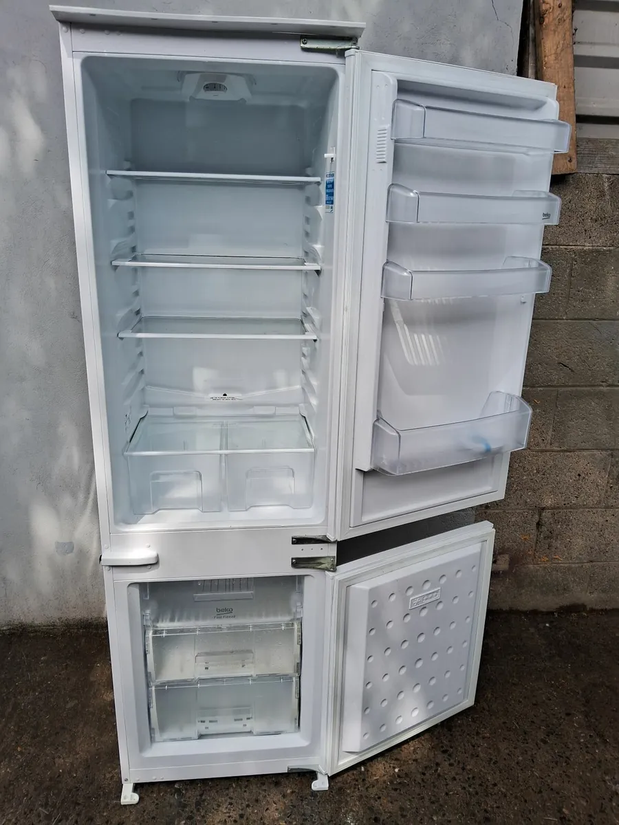 70/30 INTEGRETED FRIDGE AND FREEZER - Image 4