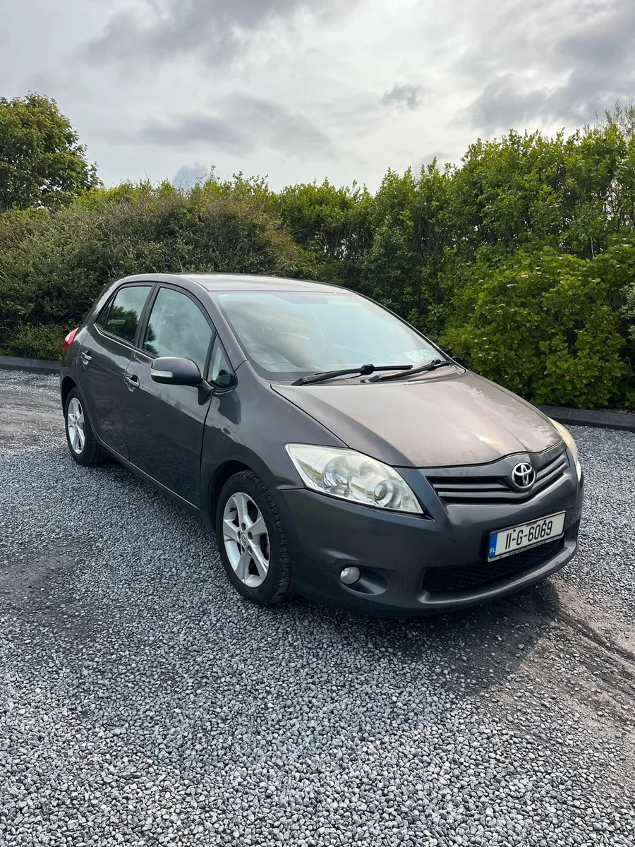 Toyota Auris 2011 - Image 2