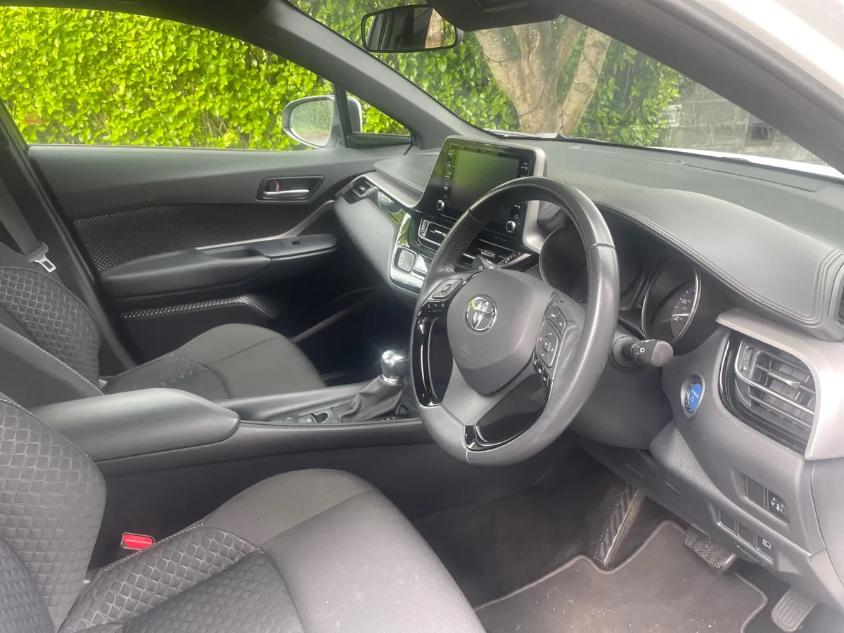 2022. -Toyota -C-HR-1.8 Hybrid -Automatic - Image 4