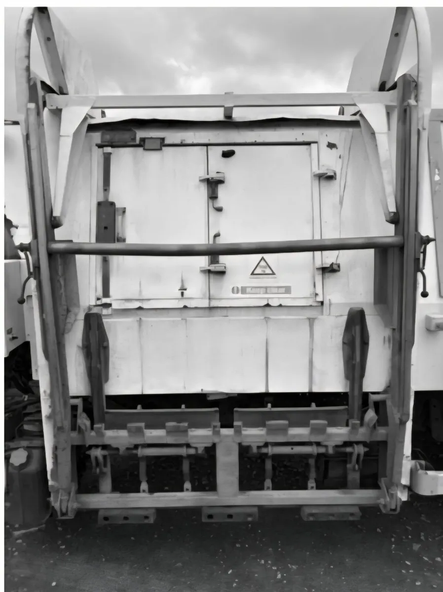 ISUZU FORWARD REFUSE BIN TRUCK  2017 - Image 3