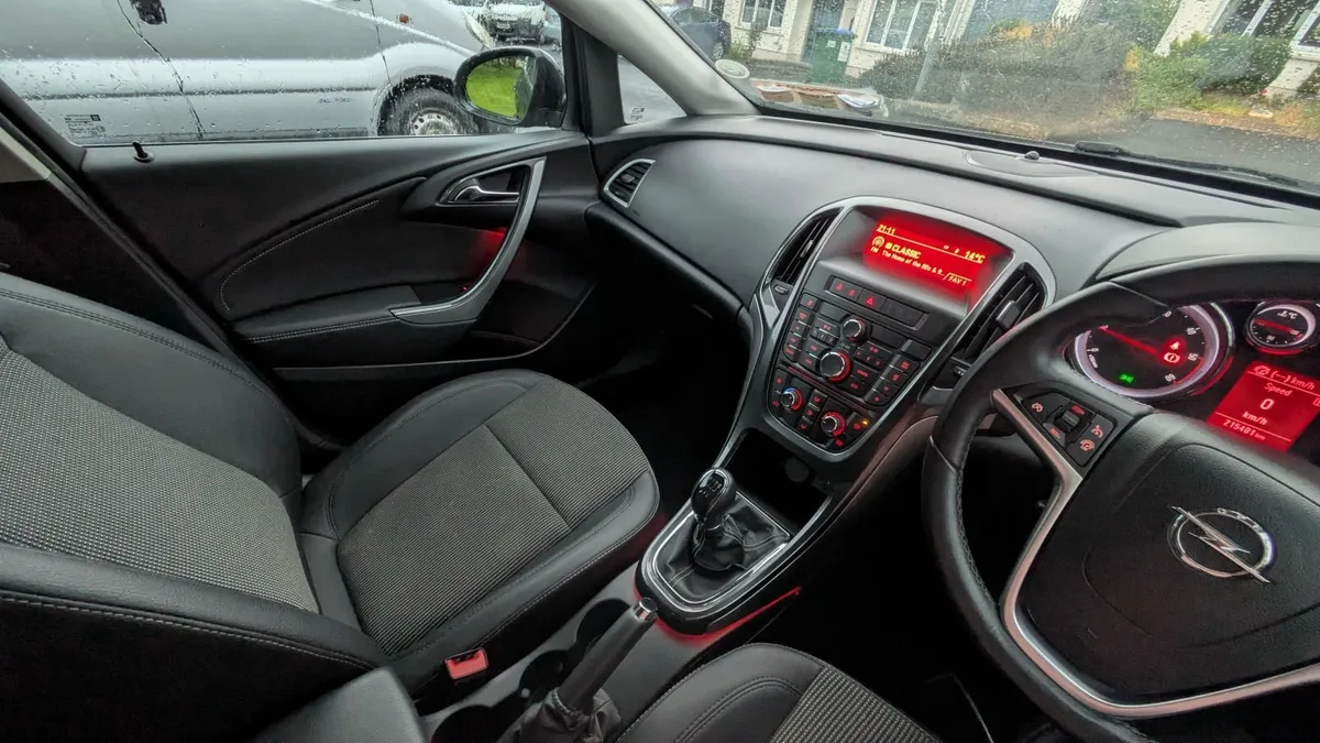 Black Opel Astra 2014 - Image 3