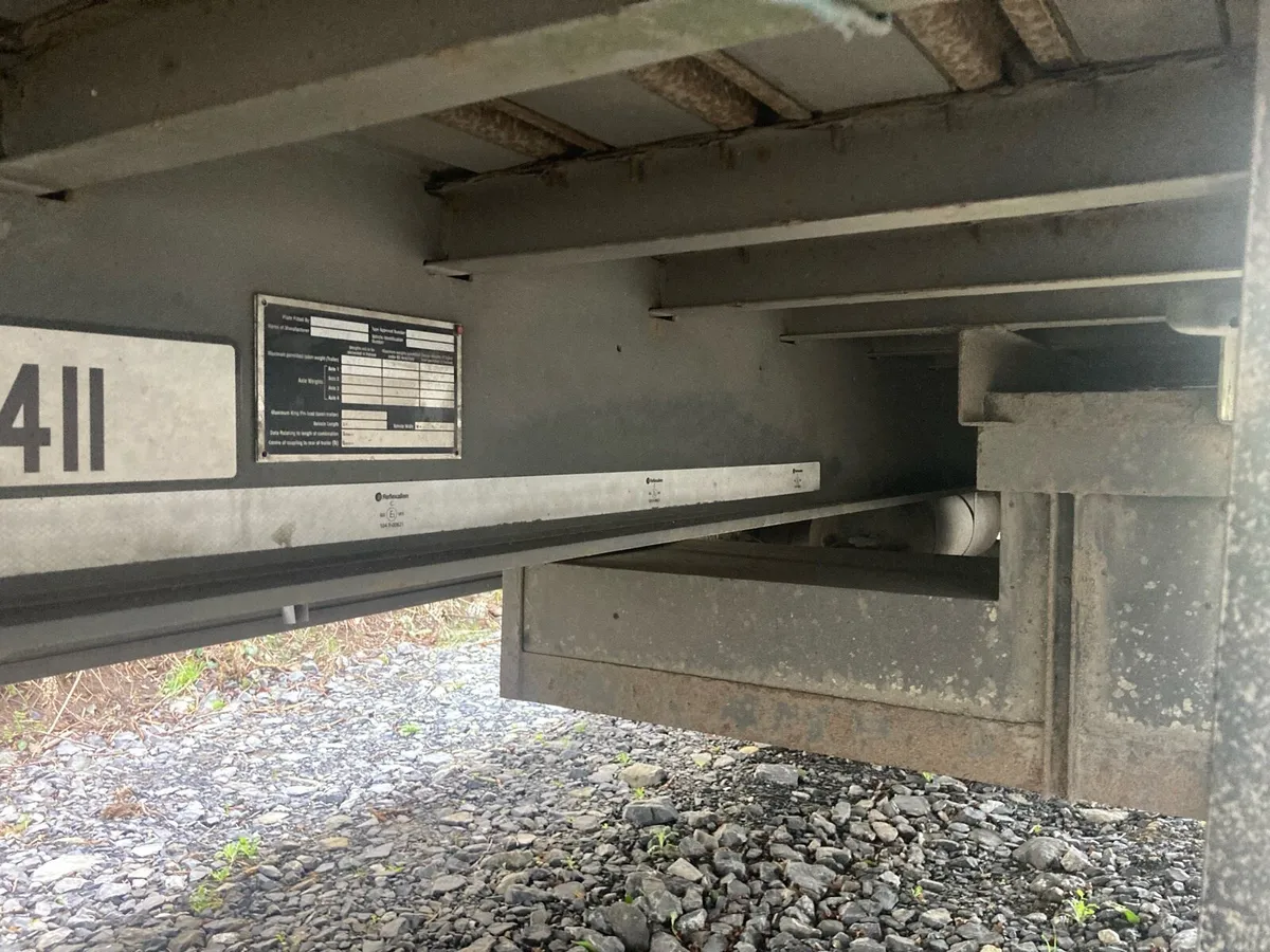 Curtainsider 2 Axle Rear Steer - Image 3