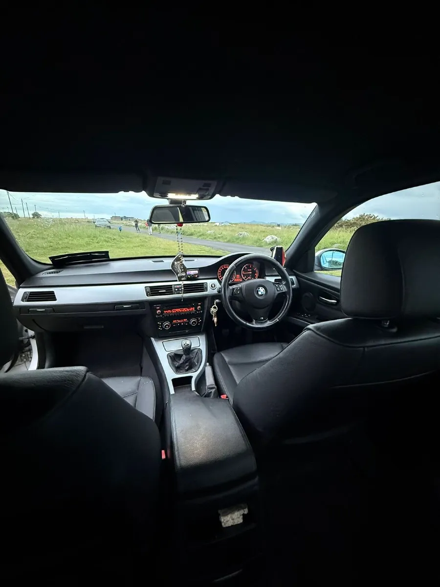 BMW 3-Series 2008 - Image 2