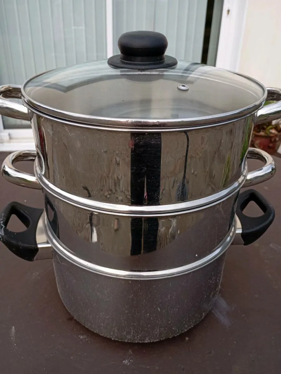 Stainless Steel Saucepan with 2 steamers - Image 1