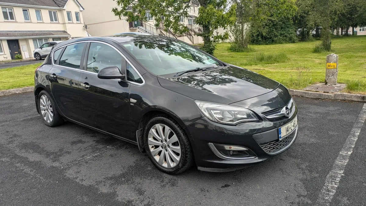 Black Opel Astra 2014 - Image 1