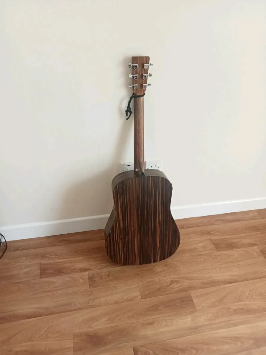 Guitar and a cube amp , microphone stand - Image 1