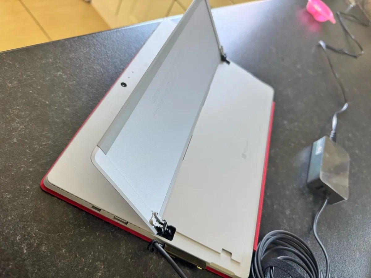 LIKE NEW SURFACE PRO 4 256gb 8gb ram - Image 2