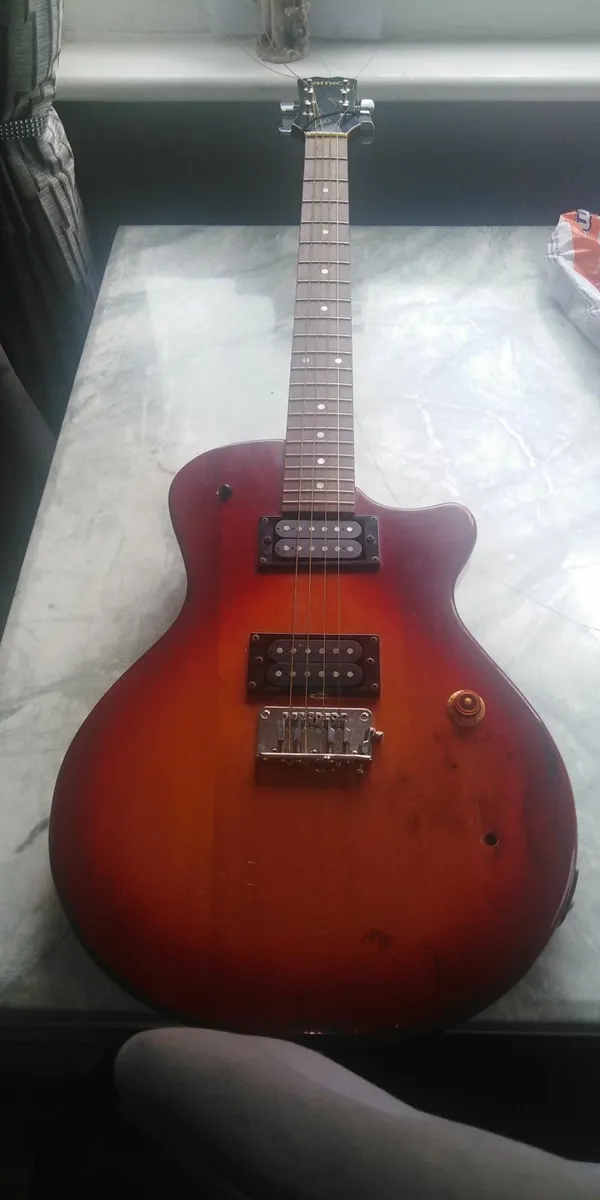 Electric guitar and amp - Image 1