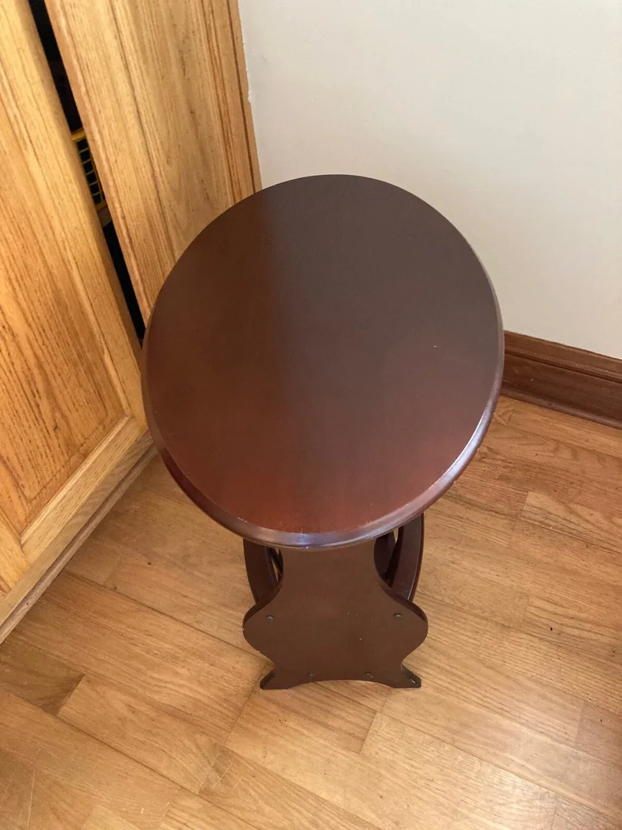 Small oval shape side table - Image 1