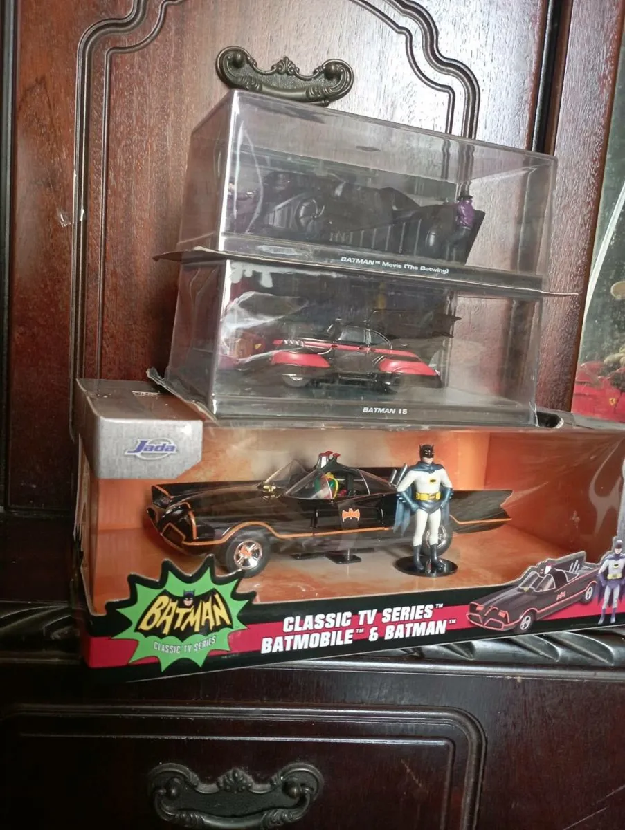 CLASSIC TV  SERIES BATMOBILE &FIGURE DIE-CAST CARS - Image 1