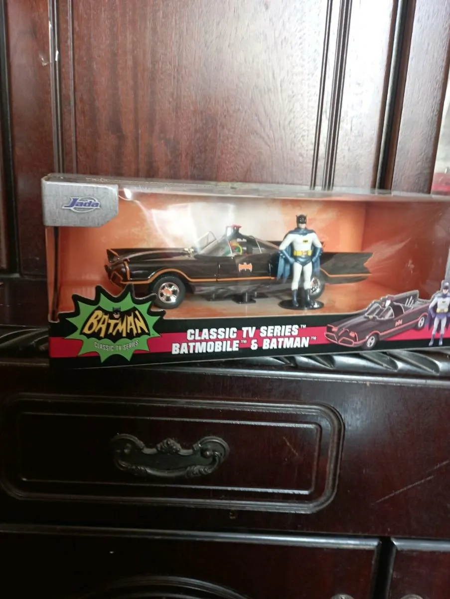 CLASSIC TV  SERIES BATMOBILE &FIGURE DIE-CAST CARS - Image 2