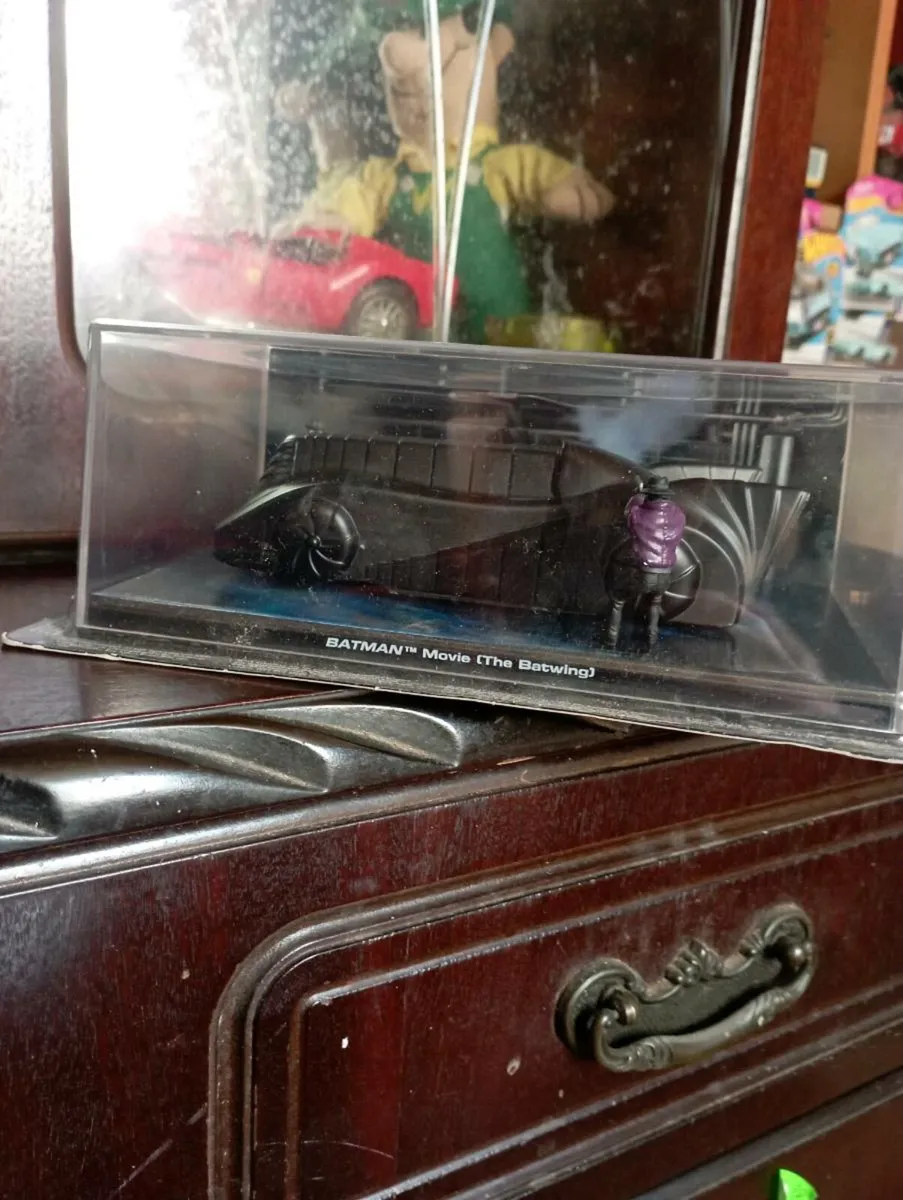 CLASSIC TV  SERIES BATMOBILE &FIGURE DIE-CAST CARS - Image 4
