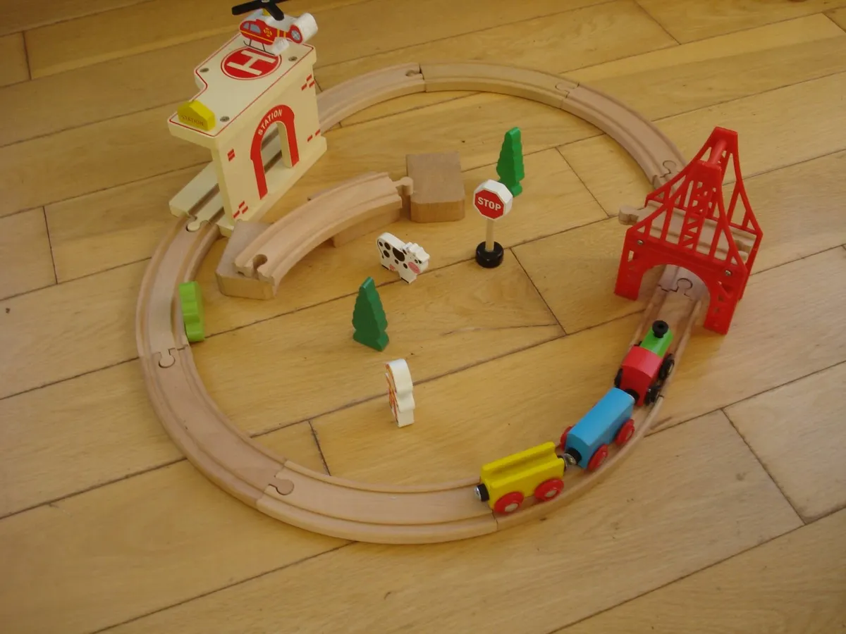 WOODEN TOY PUSH ALONG TRAIN LAYOUT. - Image 2