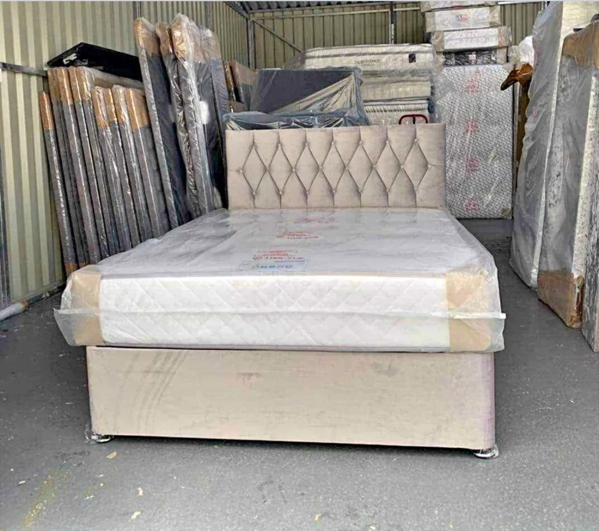 Divan bed and headboard - Image 2