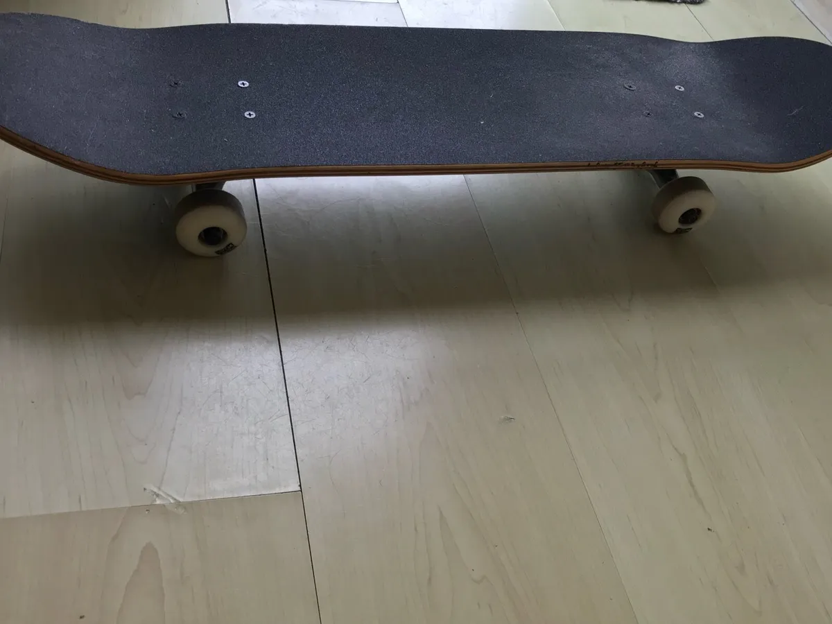 Skateboard + Skate Pads - Image 2