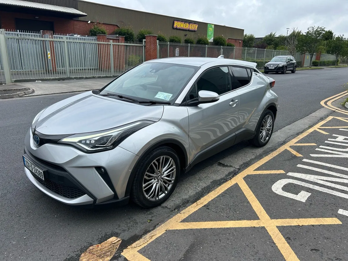 2023 Toyota CHR hybrid - Image 3