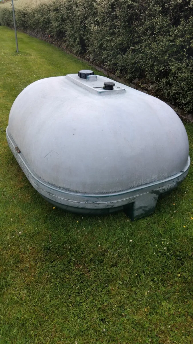 Oil tank - Image 1