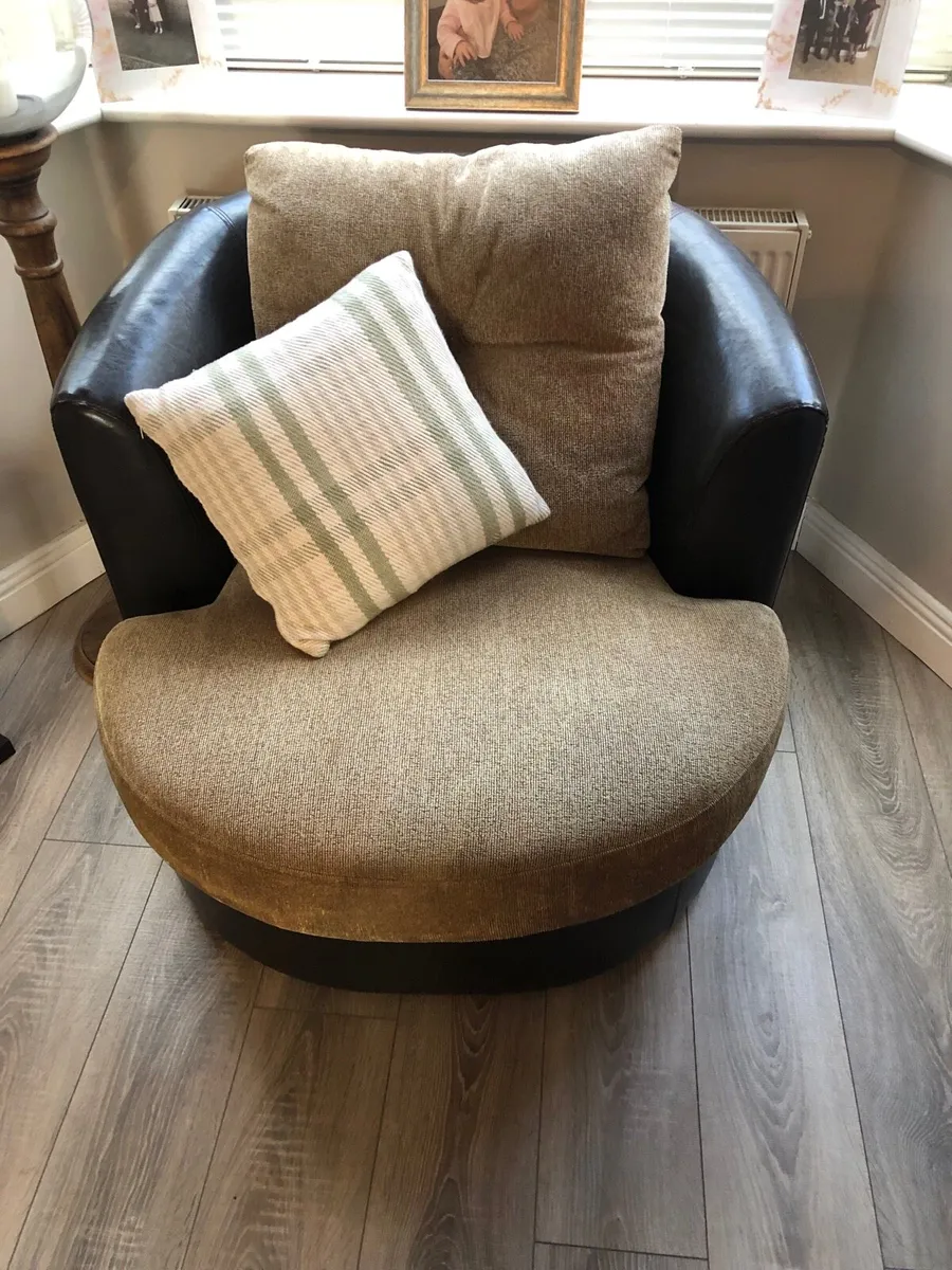 Couch, 2 chairs and footstool - Image 2