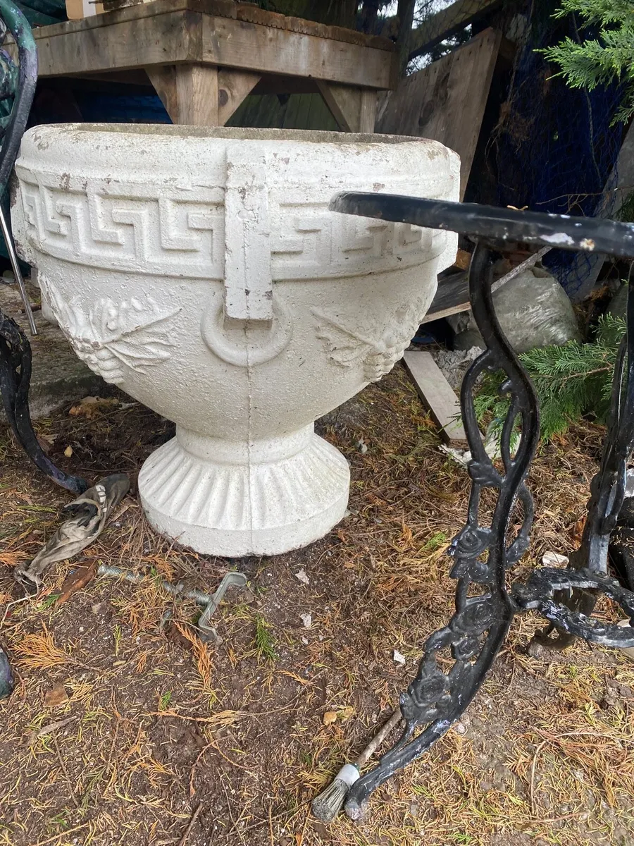 Large concrete pot - Image 1