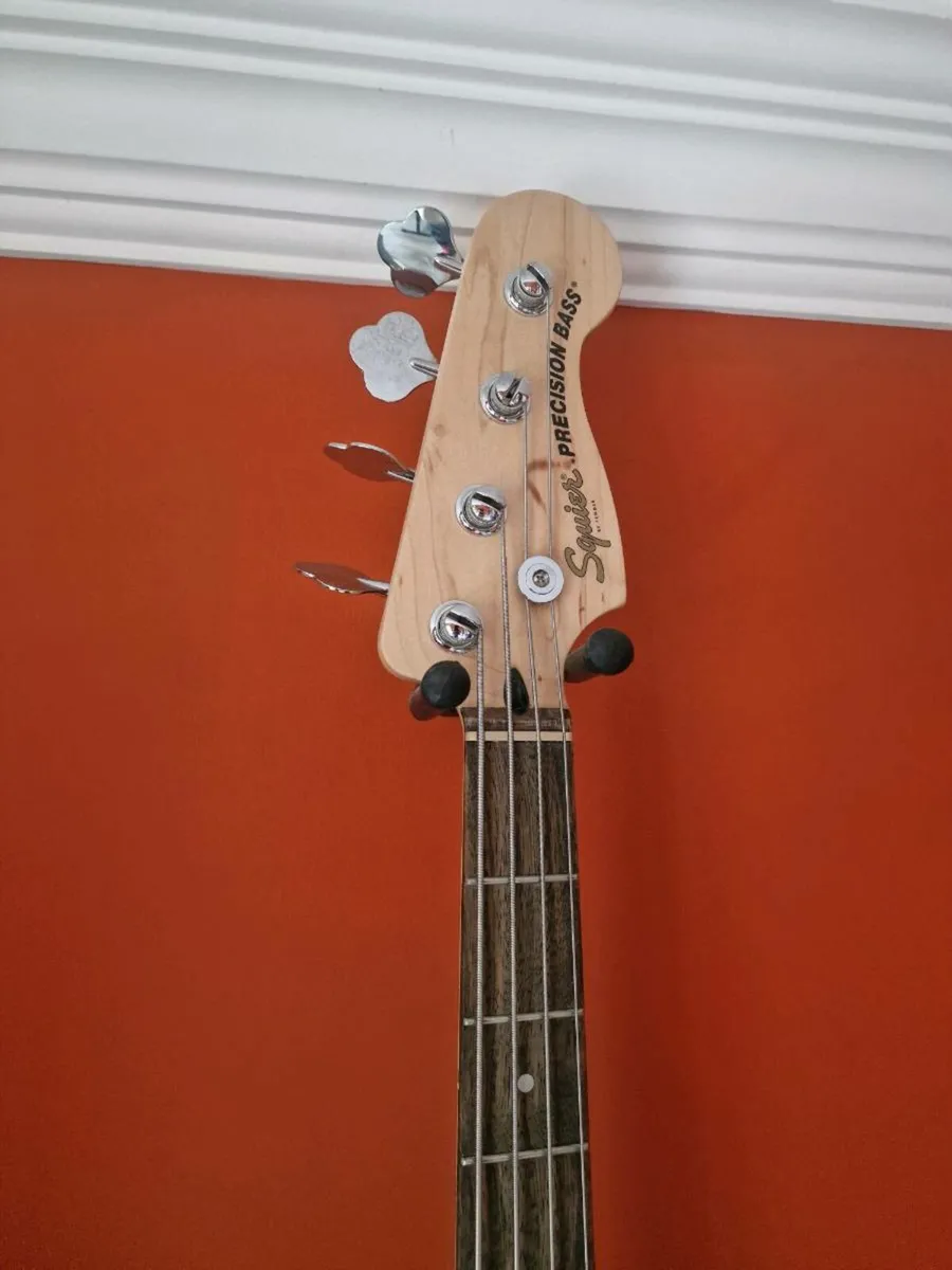 Squire precision bass by fender - Image 2