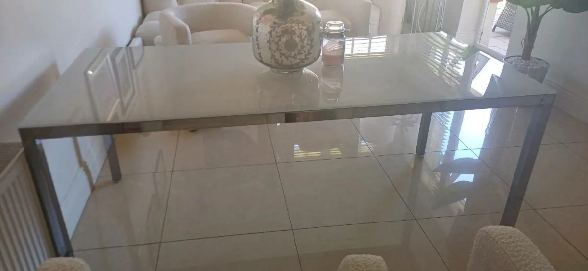 Dining table - Image 1