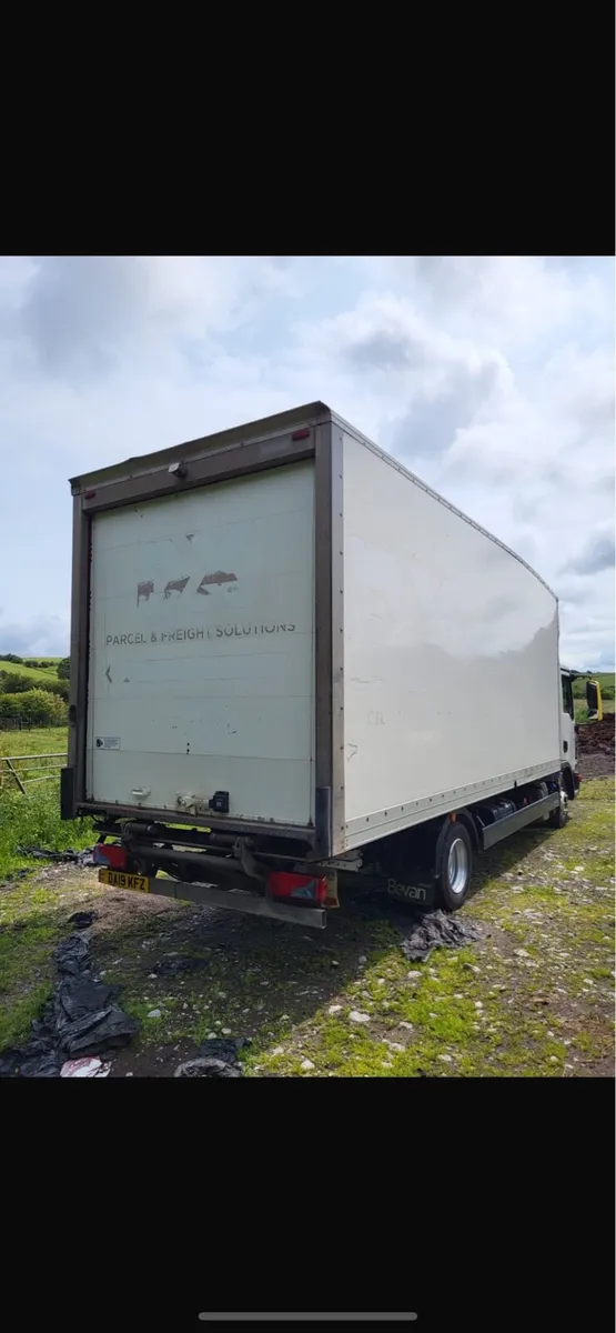 20ft box body with tuck away taillift - Image 1