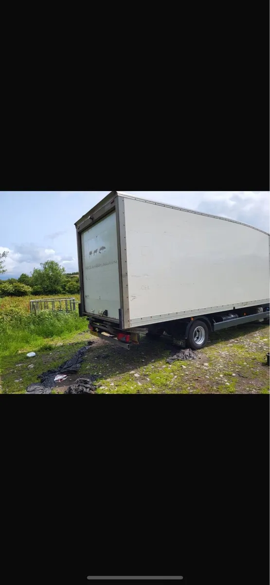 20ft box body with tuck away taillift - Image 2