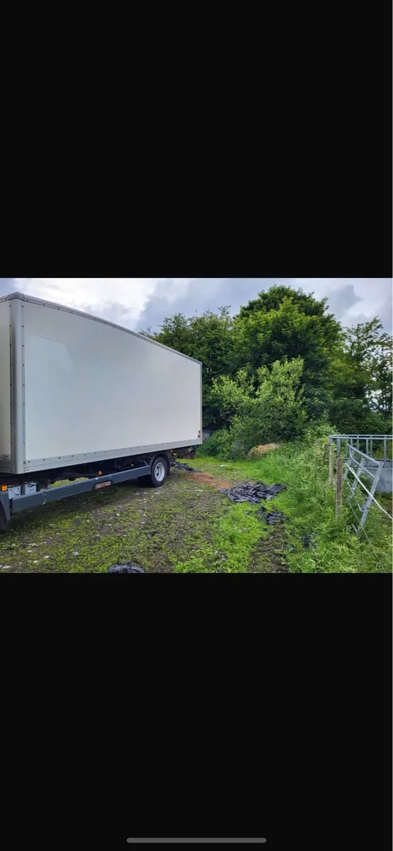 20ft box body with tuck away taillift - Image 3