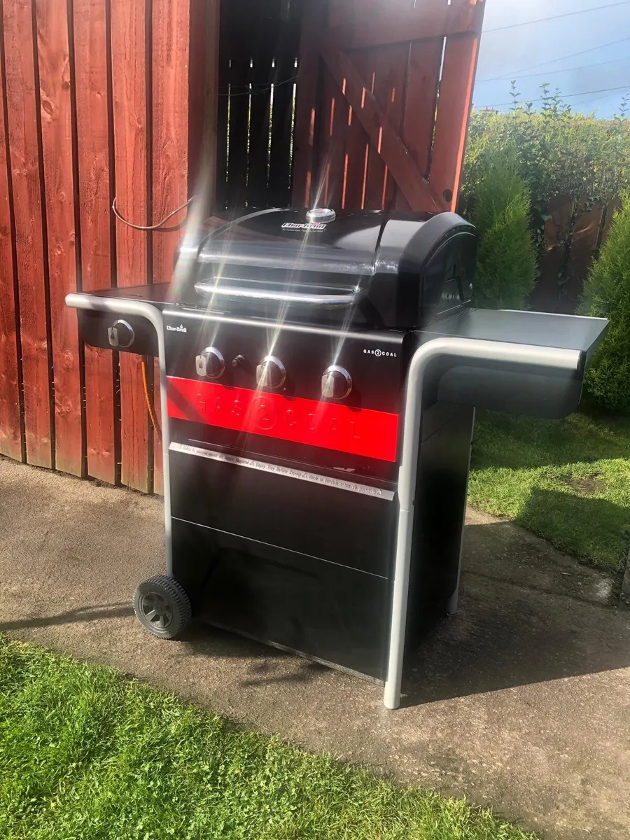 Barbeque (Charbroil ) w/ Gas cyclinder - Image 2