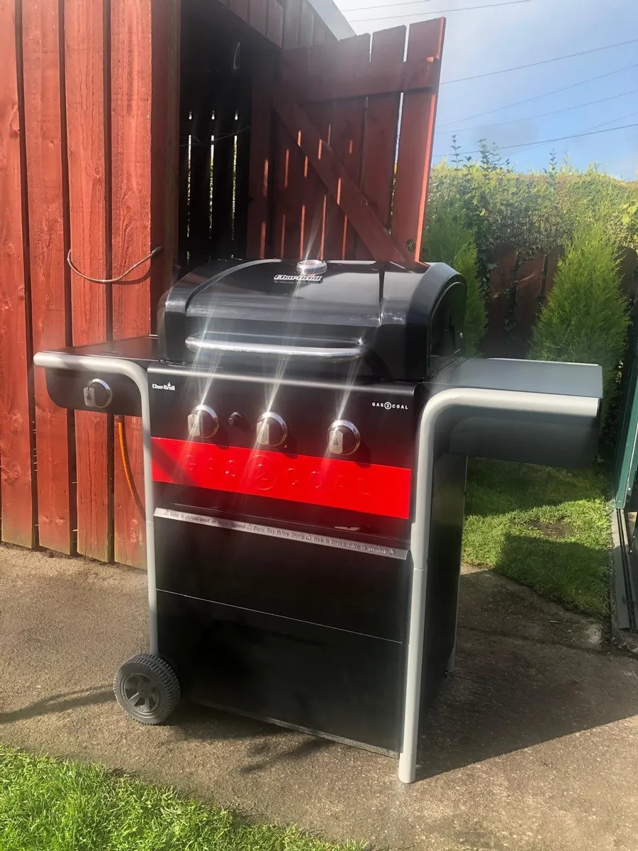 Barbeque (Charbroil ) w/ Gas cyclinder - Image 3