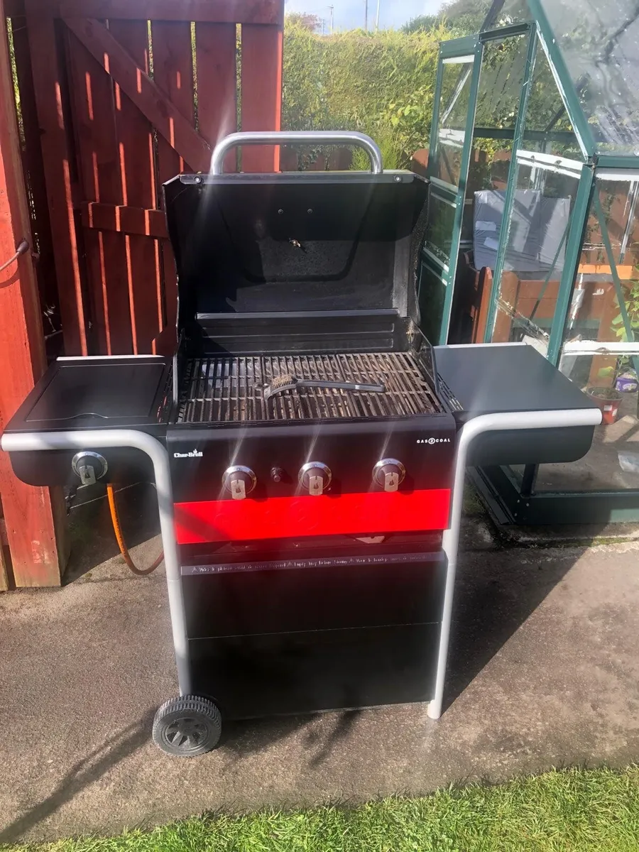 Barbeque (Charbroil ) w/ Gas cyclinder - Image 4