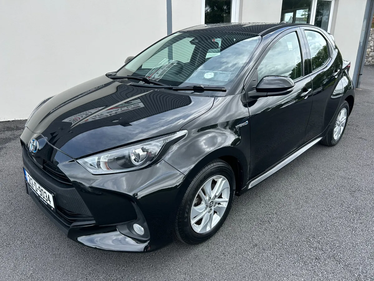 212 Toyota Yaris 1.5 Hybrid Luna Auto - Image 2