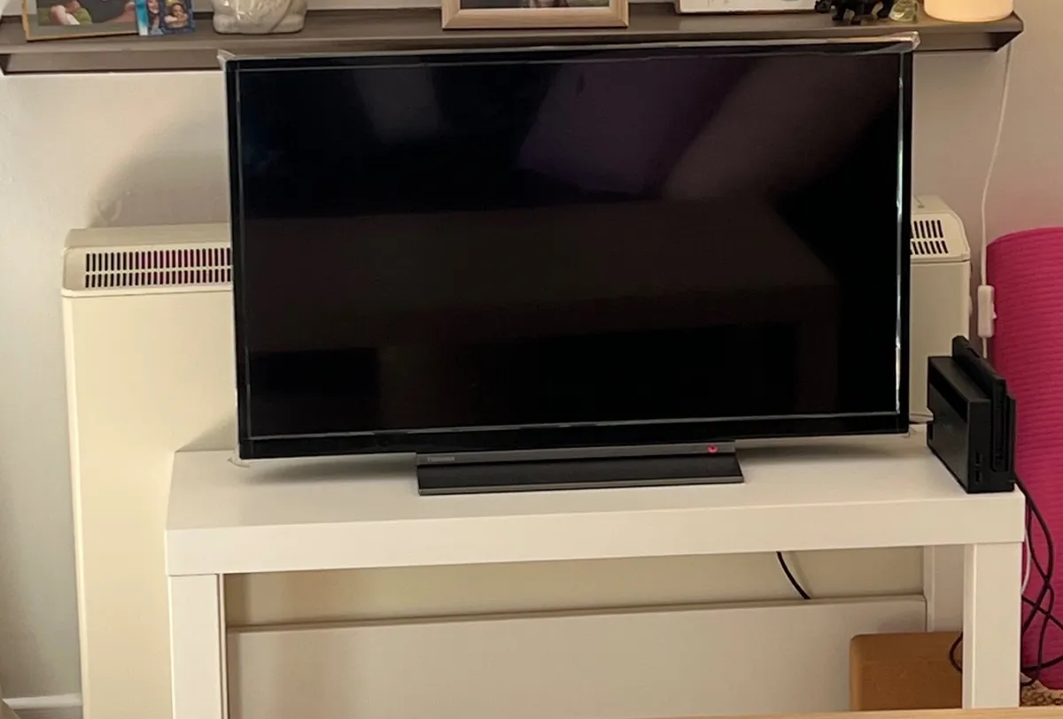 TOSHIBA 32" Smart TV - Image 3