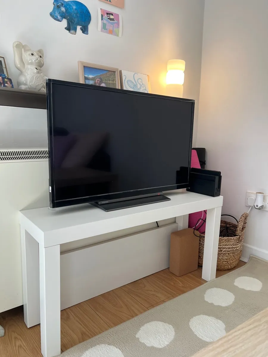 TOSHIBA 32" Smart TV - Image 1