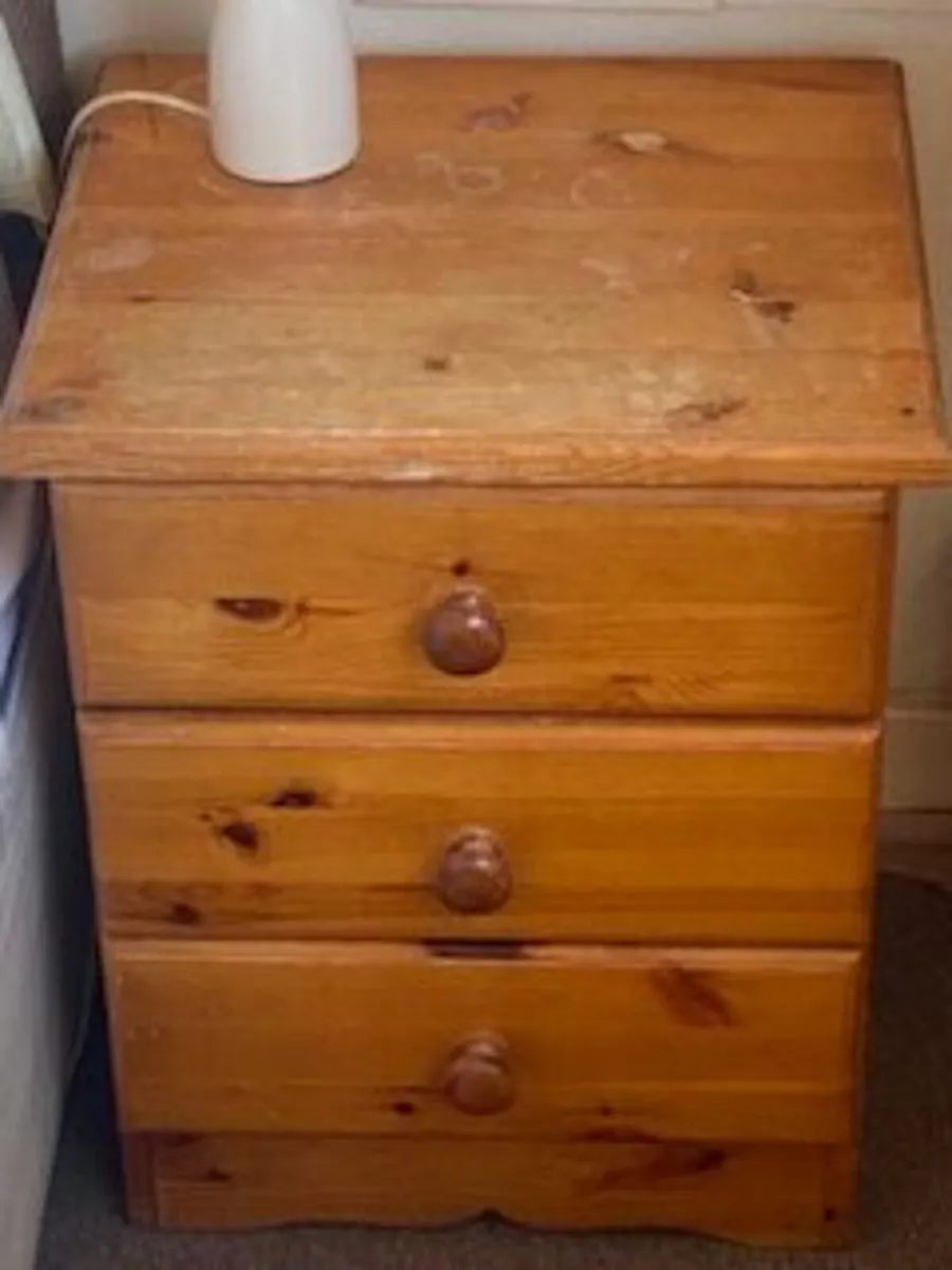 2 Pine bedside lockers