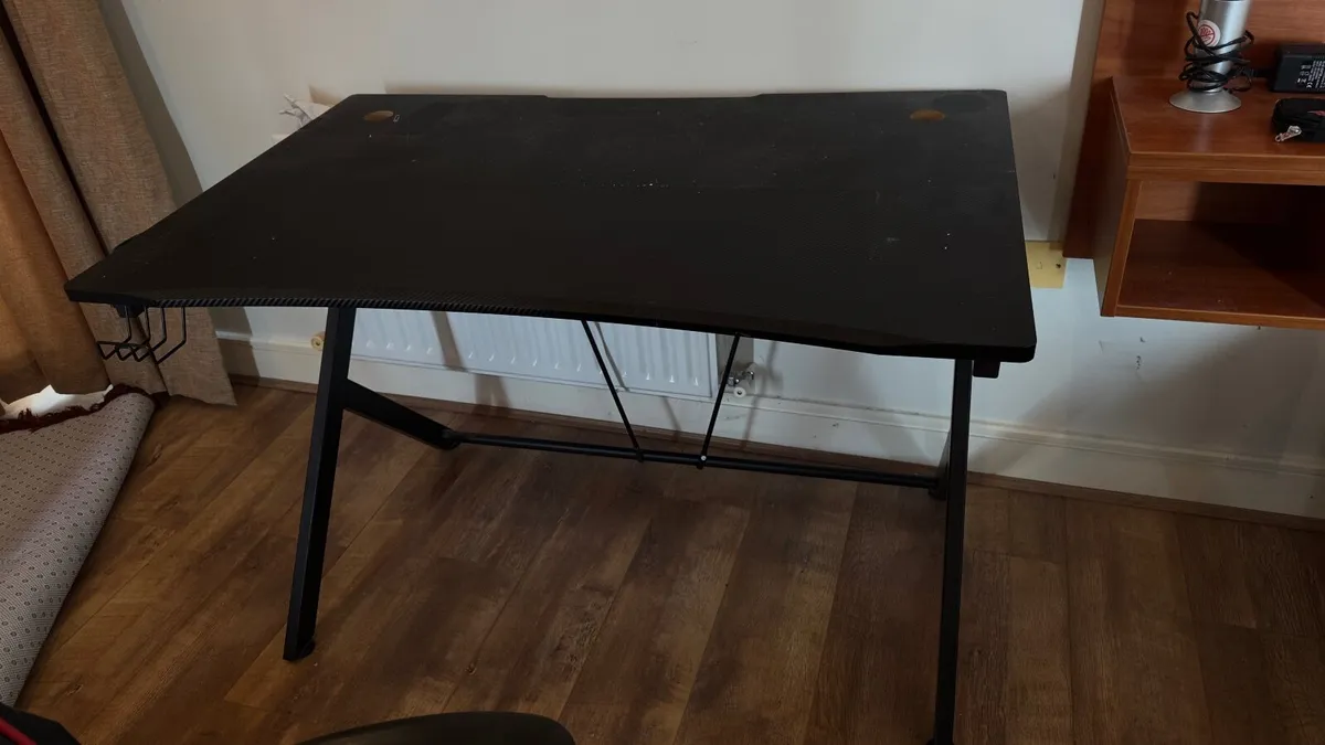 Gaming table - Image 1
