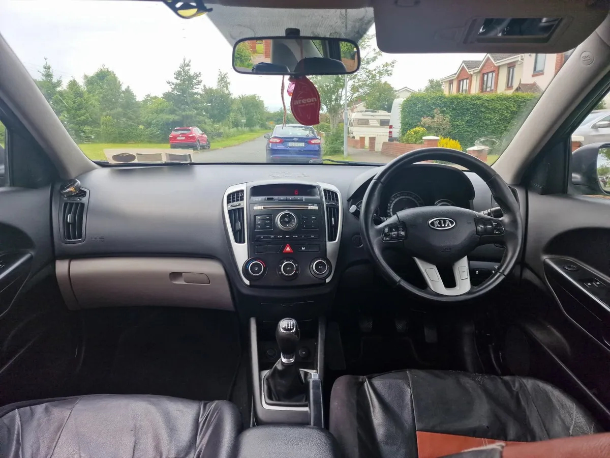 Kia Ceed 2011 1.6 Diesel (Manual) - Image 2