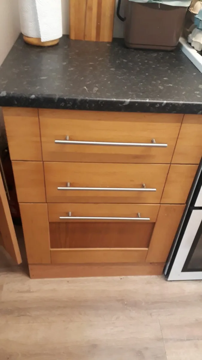 URGENT SALE Wooden Kitchen, soft close drawers, Fe - Image 3