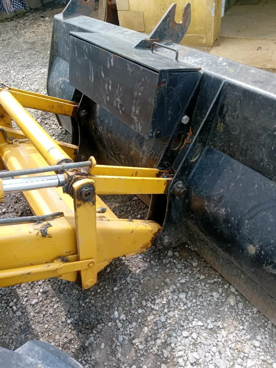 Looking for a 4 in 1 bucket for a ford 665d