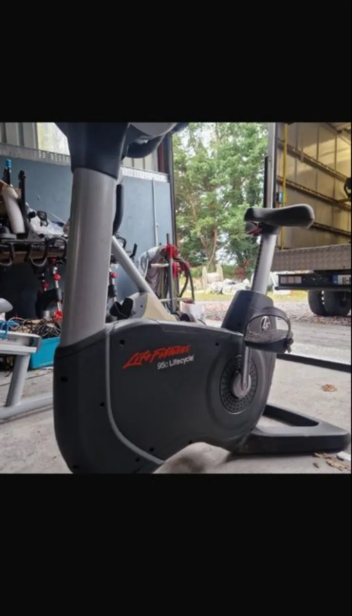 LIFE FITNESS 95C AGE FRIENDLY UPRIGHT BIKE - Image 1