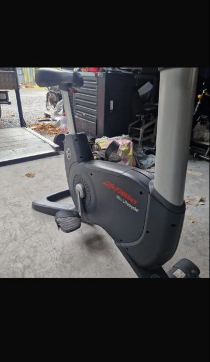 LIFE FITNESS 95C AGE FRIENDLY UPRIGHT BIKE - Image 2