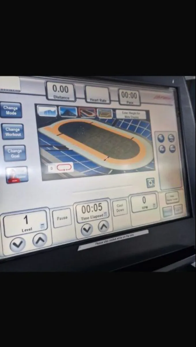 LIFE FITNESS 95C AGE FRIENDLY UPRIGHT BIKE - Image 3