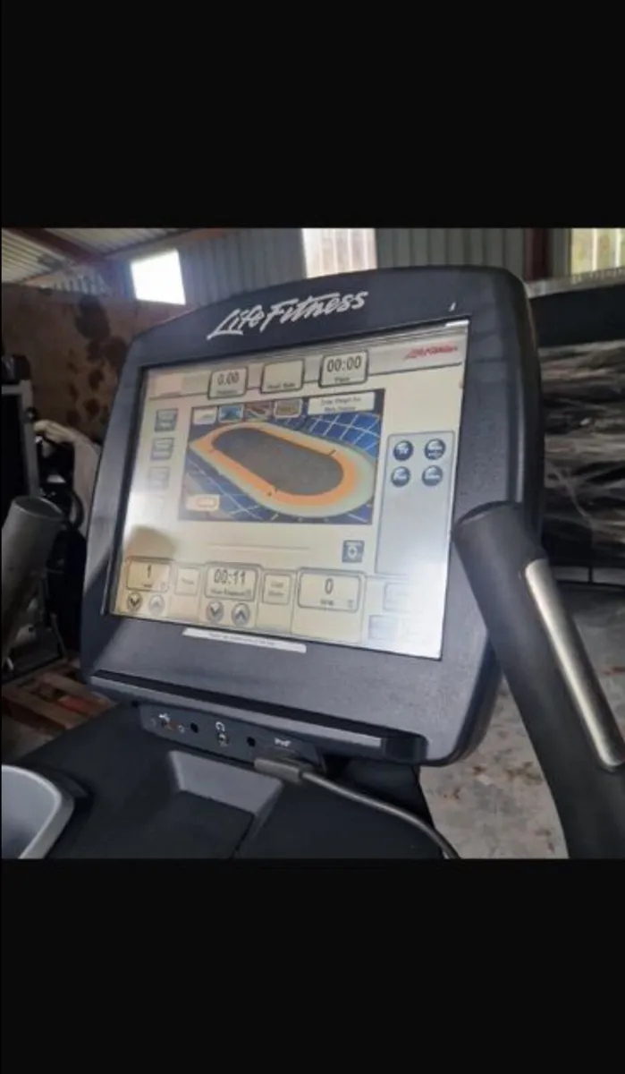 LIFE FITNESS 95C AGE FRIENDLY UPRIGHT BIKE - Image 4